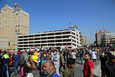 متظاهرو العراق يتساءلون : أين ذهبت أموال النفط ؟