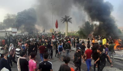 الغارديان: عراقيون يصفون ما حصل في الناصرية والنجف بمثابة مجزرة  