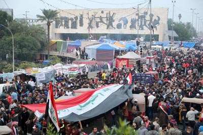 عشرات الآلاف يتوافدون على ساحة التحرير وقطع الطرق بالنجف دعما للمتظاهرين
