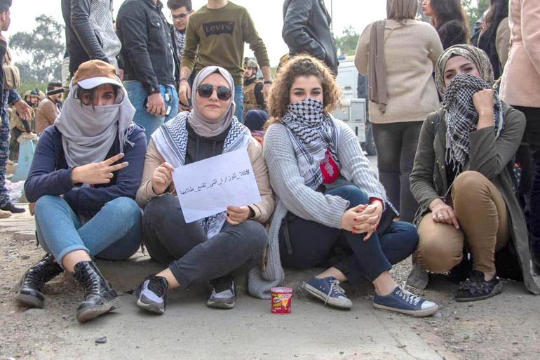 معتصمون: الحراك الطلابي الجامعي يواصل مسيرته الثورية من أمام وزارة التعليم حتى ساحة التحرير