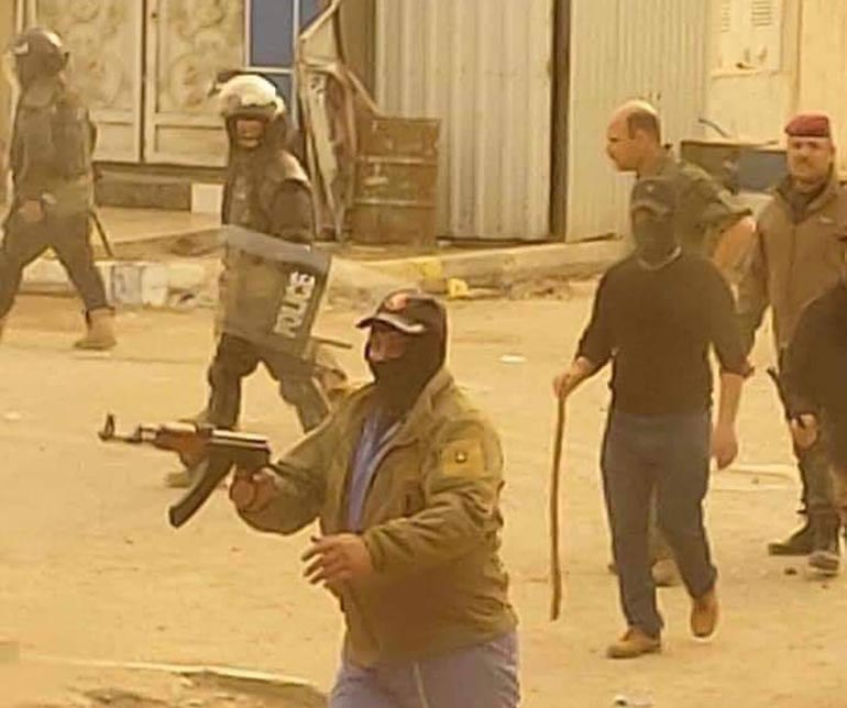 بكاميرات المتظاهرين.. صور وفيديو لقنّاصة بزي مدني في الكوت