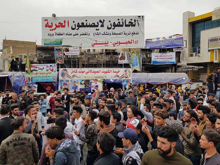 متظاهرو الناصرية يرفعون من سقف مطالبهم لتشمل إقالة المحافظ ومدراء الدوائر