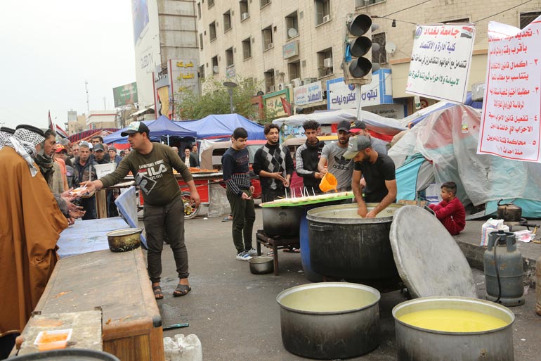 مَن يُقدّم وينظّم دعم متظاهري التحرير بالطعام والدواء؟