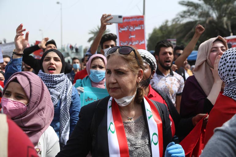 يوميات ساحة التحرير..نساء  تشرين  يحتفلن بعيدهن وسط ساحات الاحتجاج 