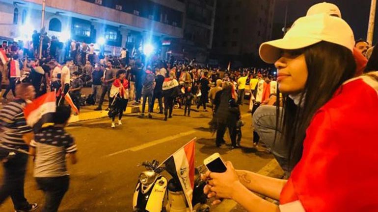 ناشطة تدخل موسيقى  البؤساء  إلى ساحة التحرير
