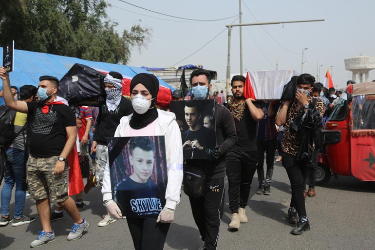 على وقع الطبول.. تشييع رمزي لـ شهداء الاحتجاجات  في التحرير